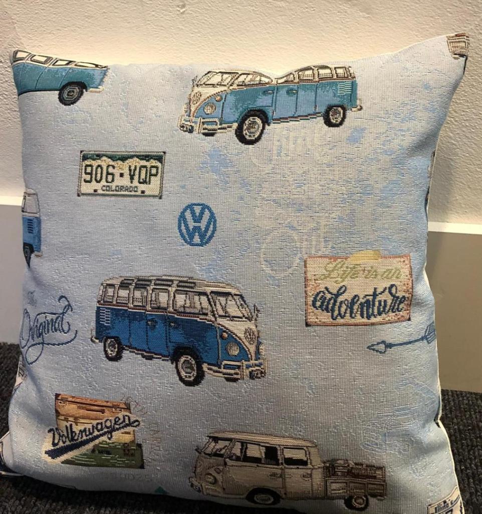 VW Bus Sierkussen lichtblauw