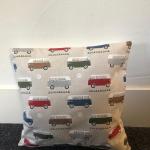 VW Bus Sierkussen meerkleurig op rij