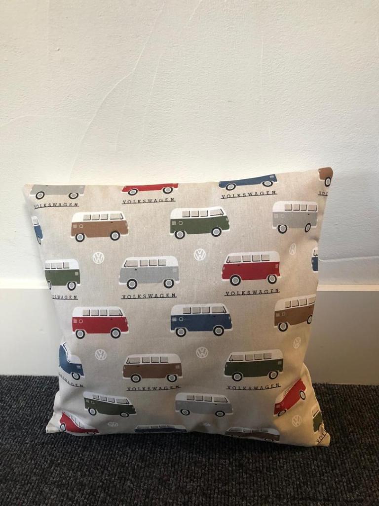 VW Bus Sierkussen meerkleurig op rij