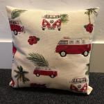 VW Bus Sierkussen rood botanisch